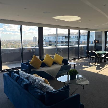 The Kinson Hotell Melbourne Eksteriør bilde The living room of a three-bedroom apartment