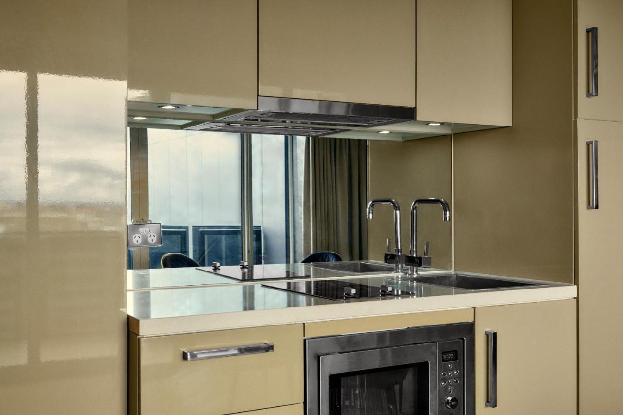 The Kinson Hotell Melbourne Eksteriør bilde A kitchen with a built-in microwave oven