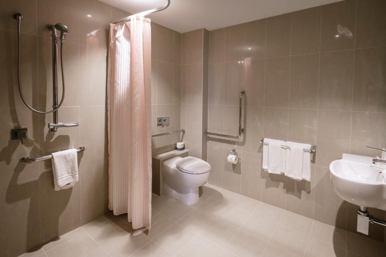 The Kinson Hotell Melbourne Eksteriør bilde A wet room in a hotel