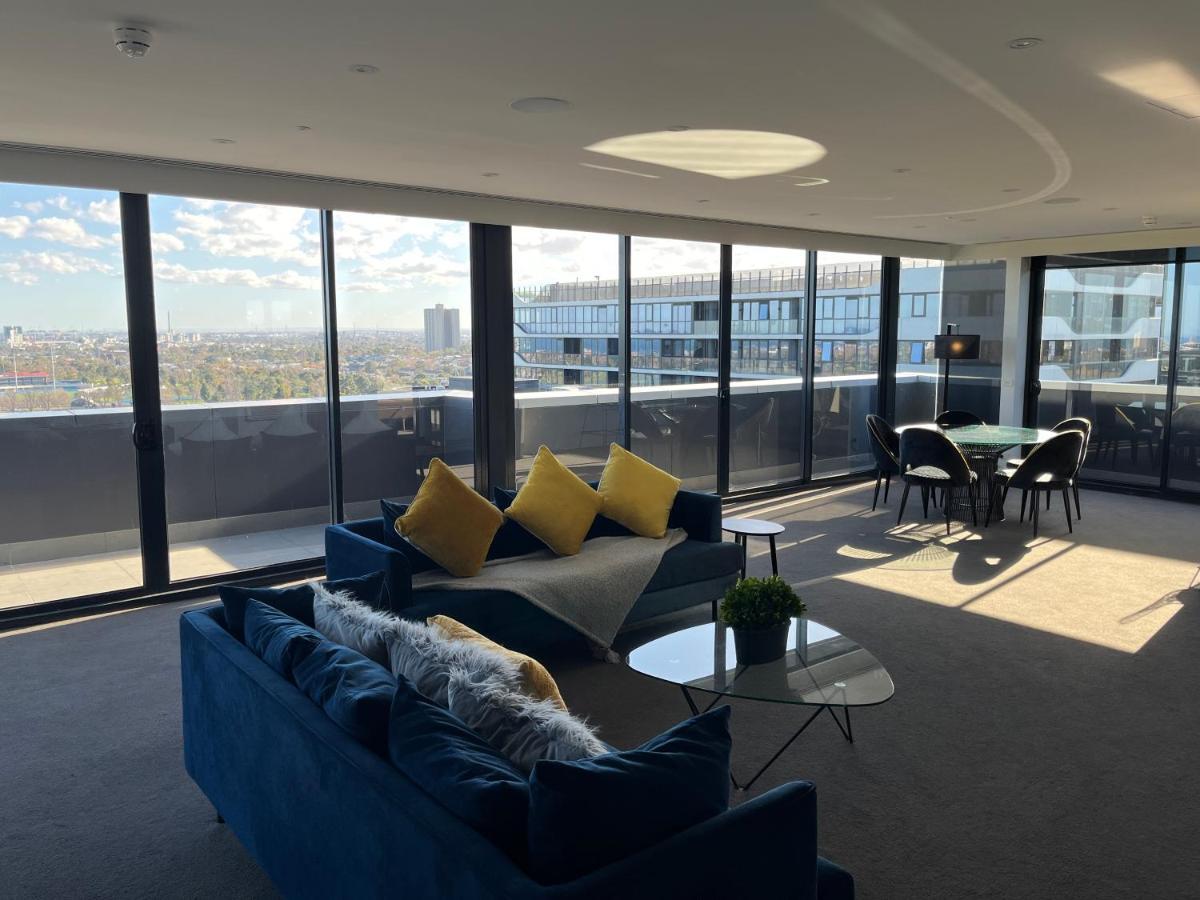 The Kinson Hotell Melbourne Eksteriør bilde The living room of a three-bedroom apartment