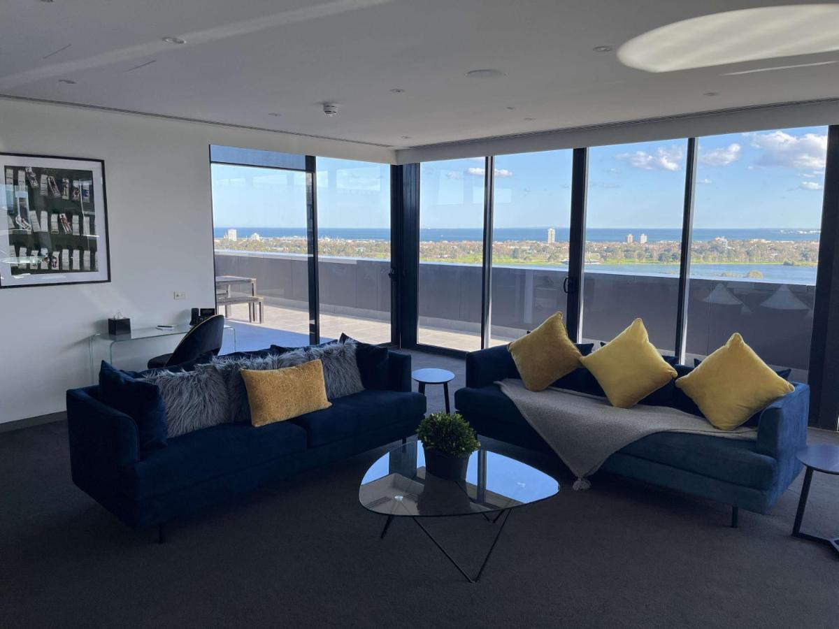 The Kinson Hotell Melbourne Eksteriør bilde The living room of a three-bedroom apartment at The Beacon