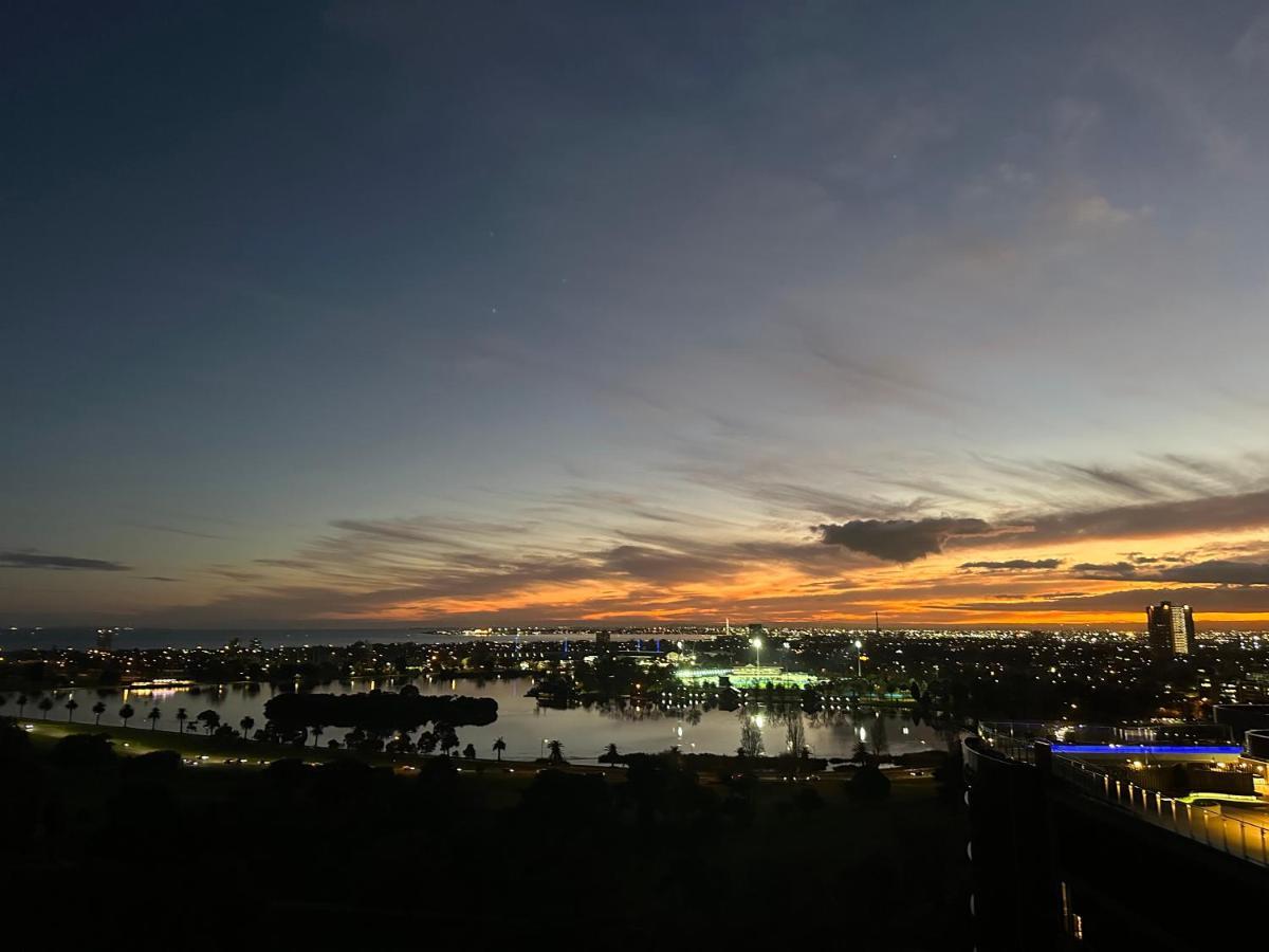 The Kinson Hotell Melbourne Eksteriør bilde Sunset over the city