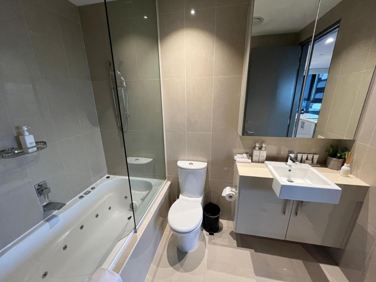 The Kinson Hotell Melbourne Eksteriør bilde Bathroom